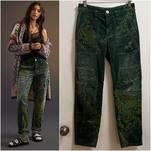 ANTHRO Pilcro Wanderer Green Velvet Embrdrd Floral Stars Distressed Pants EUC 25